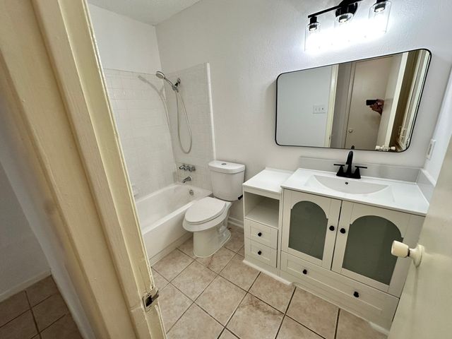 5410 Kings Manor Drive, Lake Dallas, TX 75065