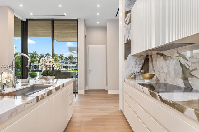 2560 Del Lago Dr, Fort Lauderdale, FL 33316