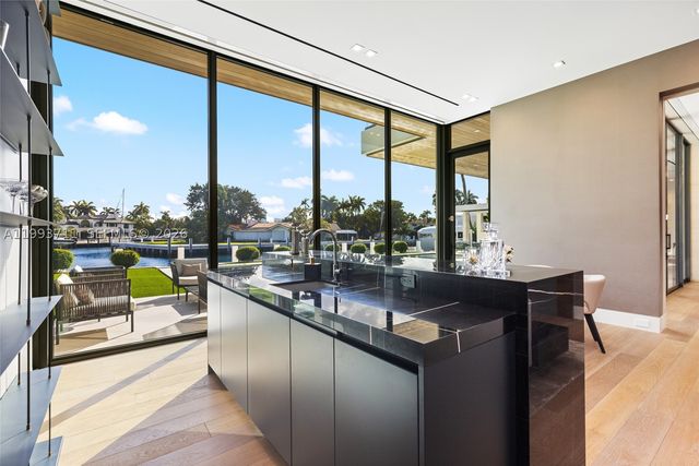 2560 Del Lago Dr, Fort Lauderdale, FL 33316