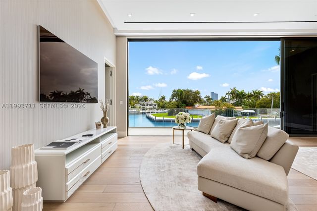 2560 Del Lago Dr, Fort Lauderdale, FL 33316