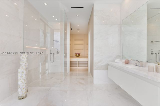 2560 Del Lago Dr, Fort Lauderdale, FL 33316