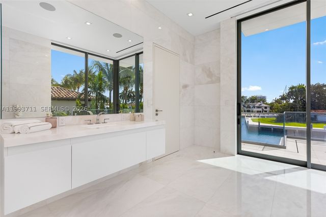 2560 Del Lago Dr, Fort Lauderdale, FL 33316