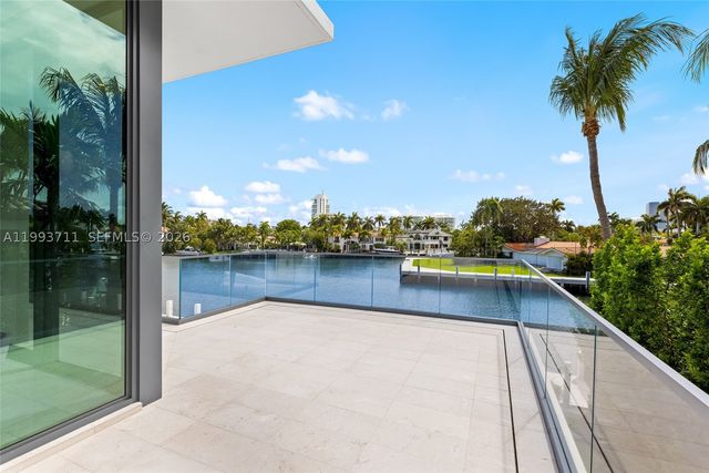 2560 Del Lago Dr, Fort Lauderdale, FL 33316