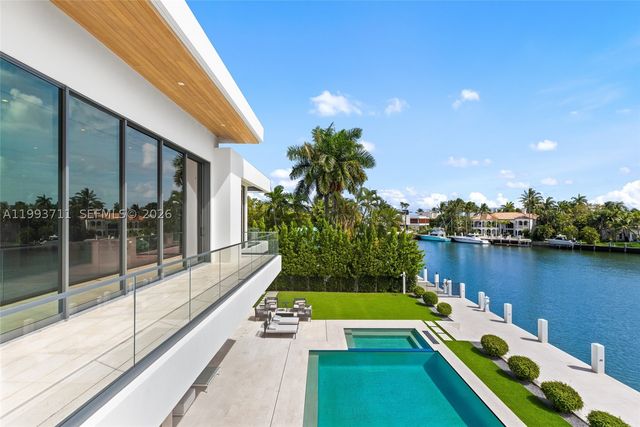 2560 Del Lago Dr, Fort Lauderdale, FL 33316