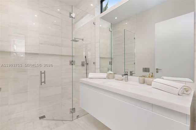 2560 Del Lago Dr, Fort Lauderdale, FL 33316