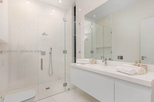 2560 Del Lago Dr, Fort Lauderdale, FL 33316