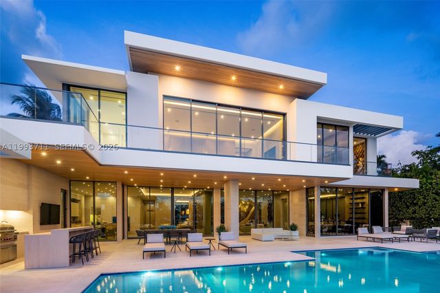 2560 Del Lago Dr, Fort Lauderdale, FL 33316