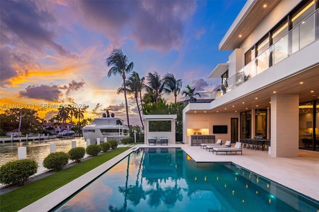 2560 Del Lago Dr, Fort Lauderdale, FL 33316