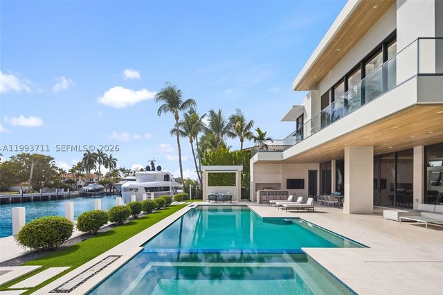 2560 Del Lago Dr, Fort Lauderdale, FL 33316