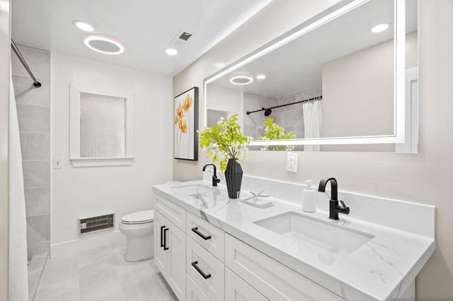 1055 Los Robles Avenue, Palo Alto, CA 94306