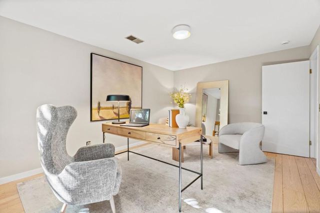 1055 Los Robles Avenue, Palo Alto, CA 94306