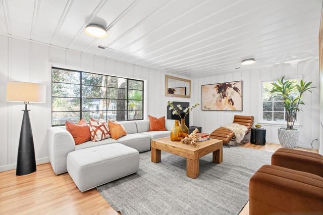 1055 Los Robles Avenue, Palo Alto, CA 94306