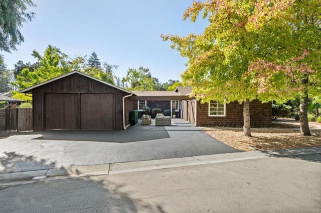 1055 Los Robles Avenue, Palo Alto, CA 94306