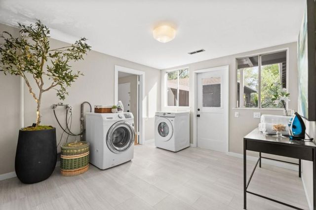 1055 Los Robles Avenue, Palo Alto, CA 94306