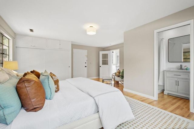 1055 Los Robles Avenue, Palo Alto, CA 94306