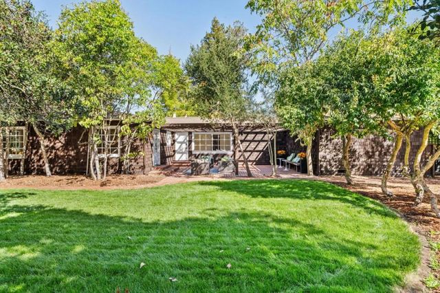 1055 Los Robles Avenue, Palo Alto, CA 94306