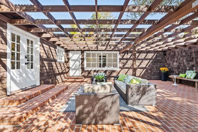 1055 Los Robles Avenue, Palo Alto, CA 94306