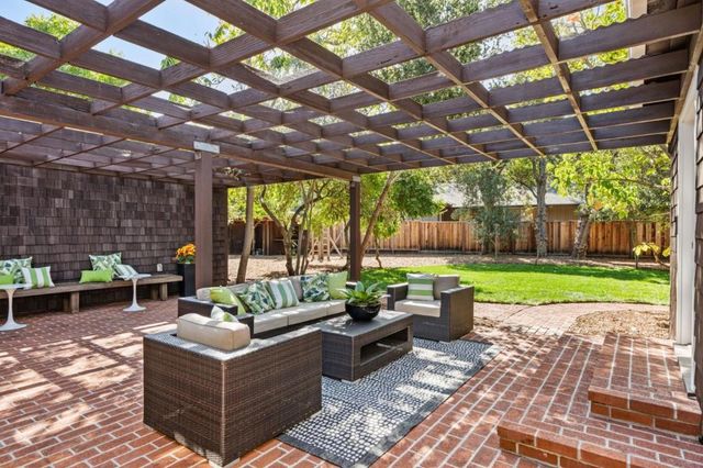 1055 Los Robles Avenue, Palo Alto, CA 94306