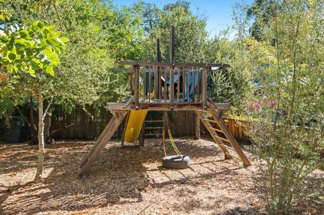 1055 Los Robles Avenue, Palo Alto, CA 94306