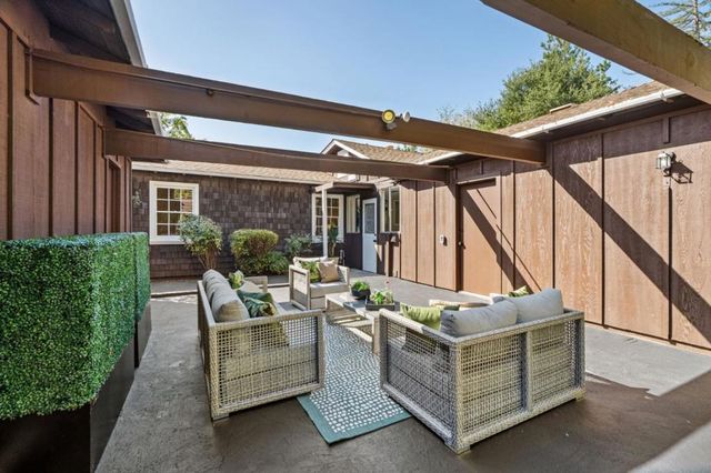 1055 Los Robles Avenue, Palo Alto, CA 94306