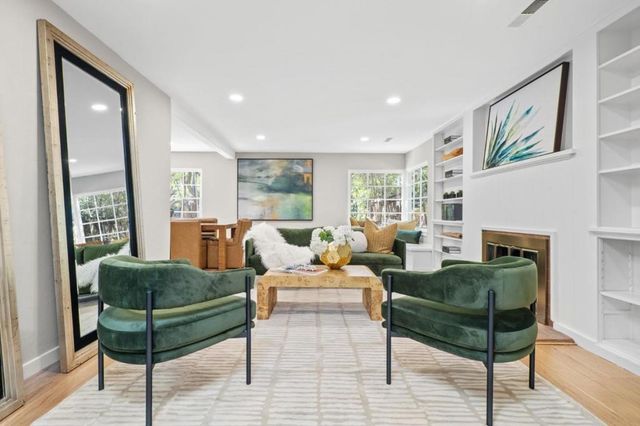 1055 Los Robles Avenue, Palo Alto, CA 94306