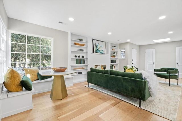 1055 Los Robles Avenue, Palo Alto, CA 94306