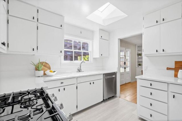1055 Los Robles Avenue, Palo Alto, CA 94306