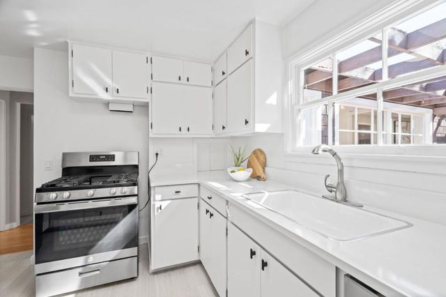 1055 Los Robles Avenue, Palo Alto, CA 94306