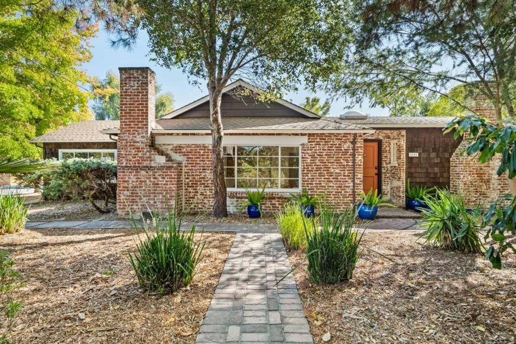 1055 Los Robles Avenue, Palo Alto, CA 94306