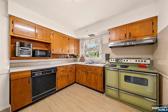 43 Woodvale Road, Glen Rock, NJ 07452