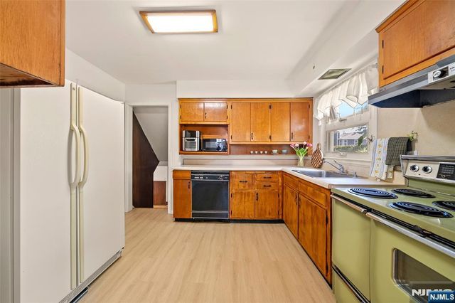 43 Woodvale Road, Glen Rock, NJ 07452