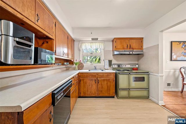 43 Woodvale Road, Glen Rock, NJ 07452