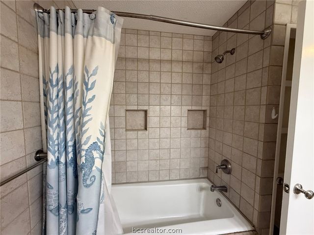 408 Brookside Drive W, Bryan, TX 77801