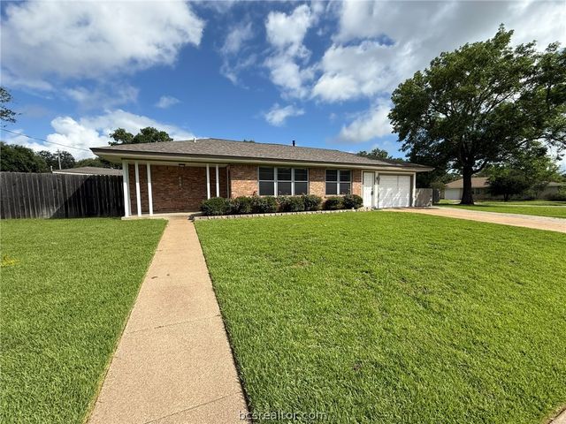 408 Brookside Drive W, Bryan, TX 77801