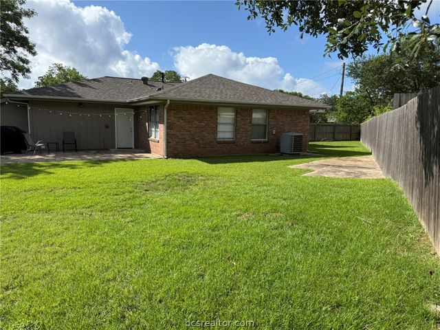 408 Brookside Drive W, Bryan, TX 77801