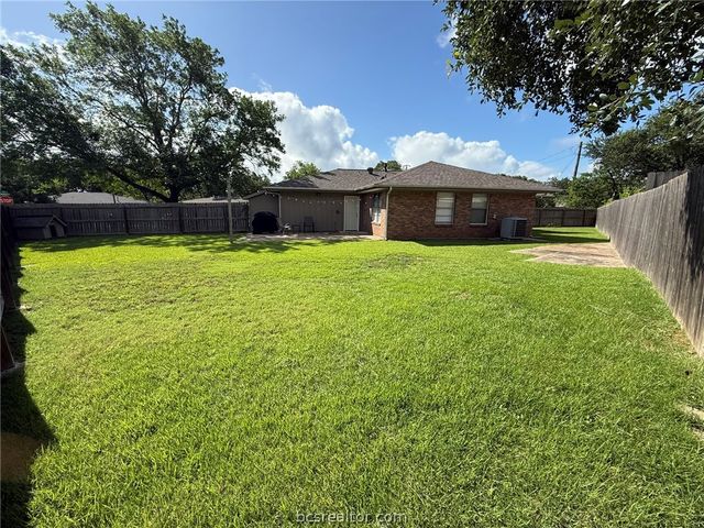408 Brookside Drive W, Bryan, TX 77801