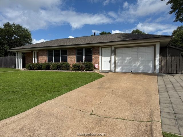 408 Brookside Drive W, Bryan, TX 77801