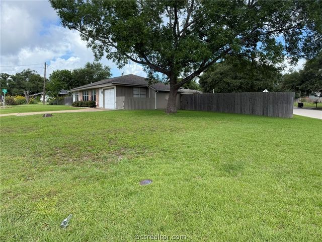 408 Brookside Drive W, Bryan, TX 77801