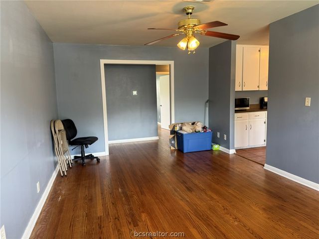 408 Brookside Drive W, Bryan, TX 77801