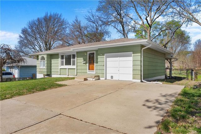 400 NE Howard Street, Lee's Summit, MO 64063