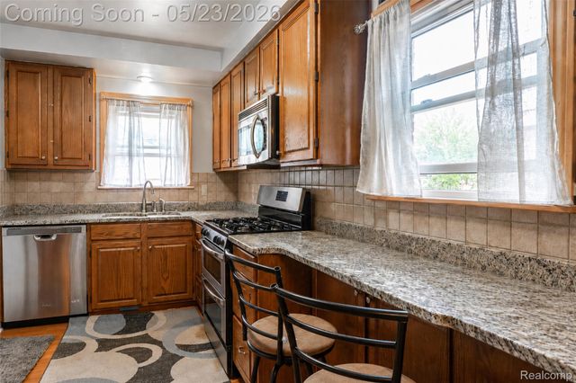 15606 Richmond Street, Southgate, MI 48195