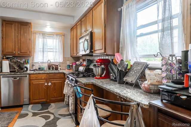 15606 Richmond Street, Southgate, MI 48195