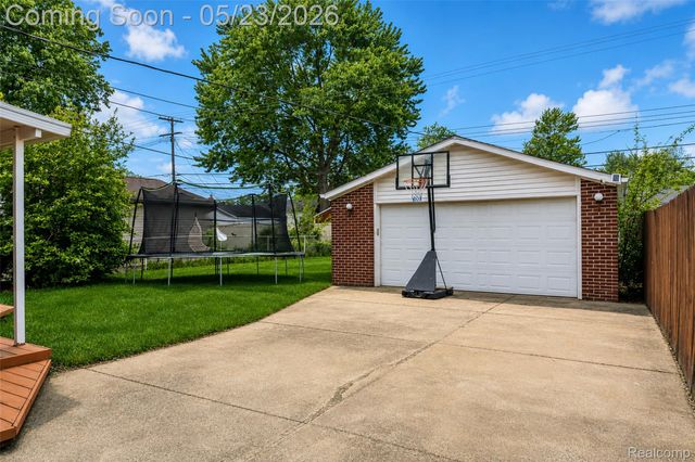 15606 Richmond Street, Southgate, MI 48195