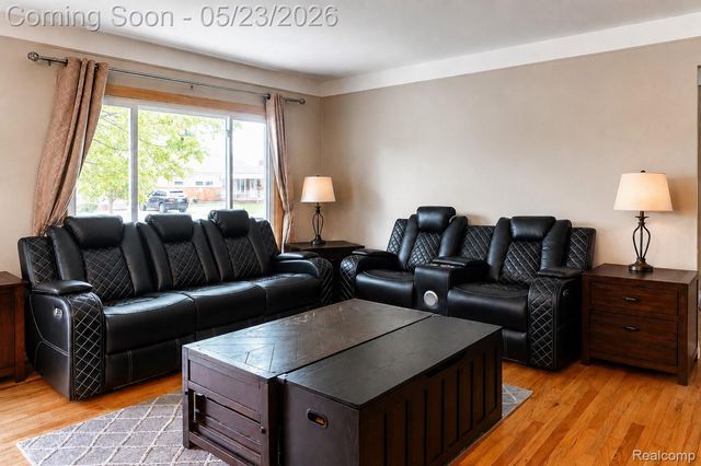15606 Richmond Street, Southgate, MI 48195