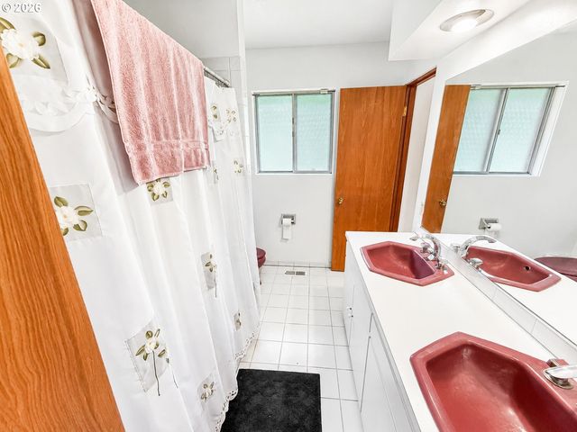 3649 OLD PACIFIC Hwy S, Kelso, WA 98626