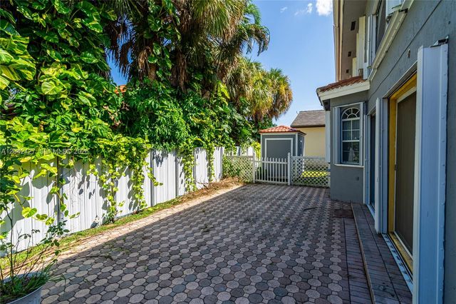 15251 NW 89th Ave, Miami Lakes, FL 33018