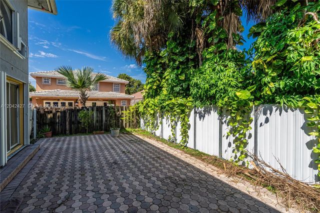 15251 NW 89th Ave, Miami Lakes, FL 33018