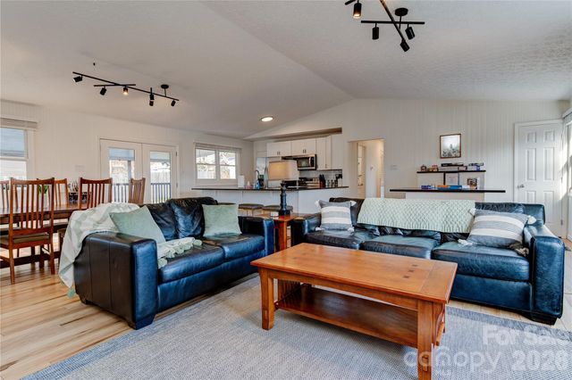 208 Altamahaw Avenue, Black Mountain, NC 28711