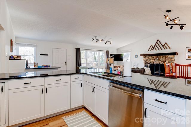 208 Altamahaw Avenue, Black Mountain, NC 28711