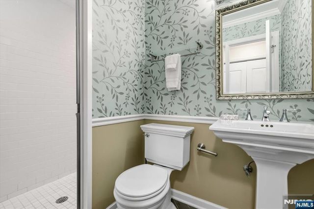 5 Michele Court, Cresskill, NJ 07626